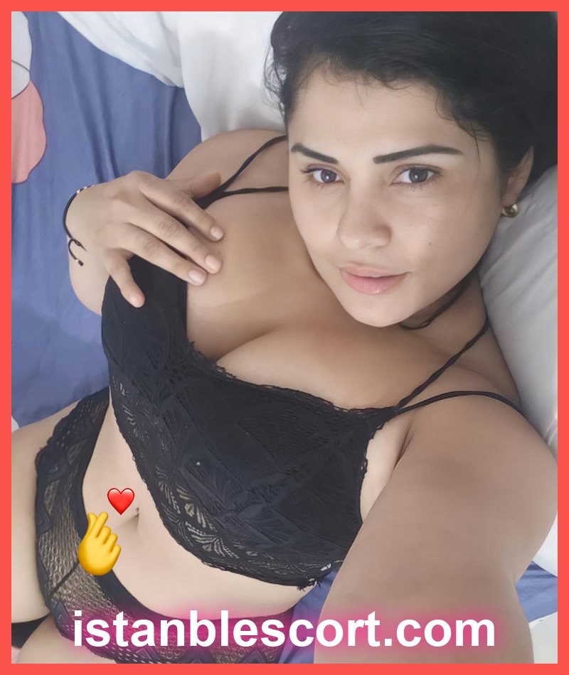 Tuğçe, 25 — Beştelsiz showcase card